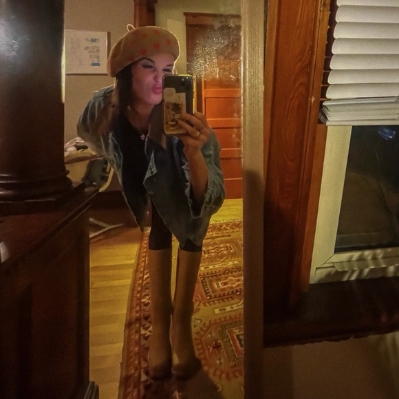 Meet your Posher, Claudia - Picture 1 of 1